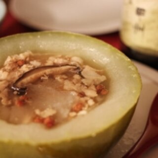 食べられる器でびっくり！冬瓜とキノコのスープ